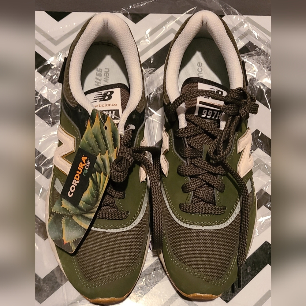 New Balance 997H in the "Covert Green & Raincloud M Sz 7.5 W Sz 9 - Picture 2 of 7